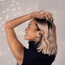 אוזניות Ultra Open Earbuds החדשות של bose - בצבע  כחול נייבי, תמונת אווירה