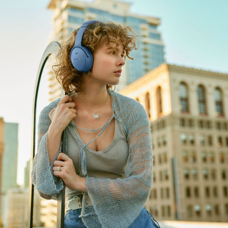 אוזניות ביטול רעשים אלחוטיות Bose QuietComfort Headphones בצבע כחול ג'ינס תמונת אווירה