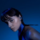 אוזניות Ultra Open Earbuds החדשות של bose - בצבע  כחול נייבי, תמונת אווירה